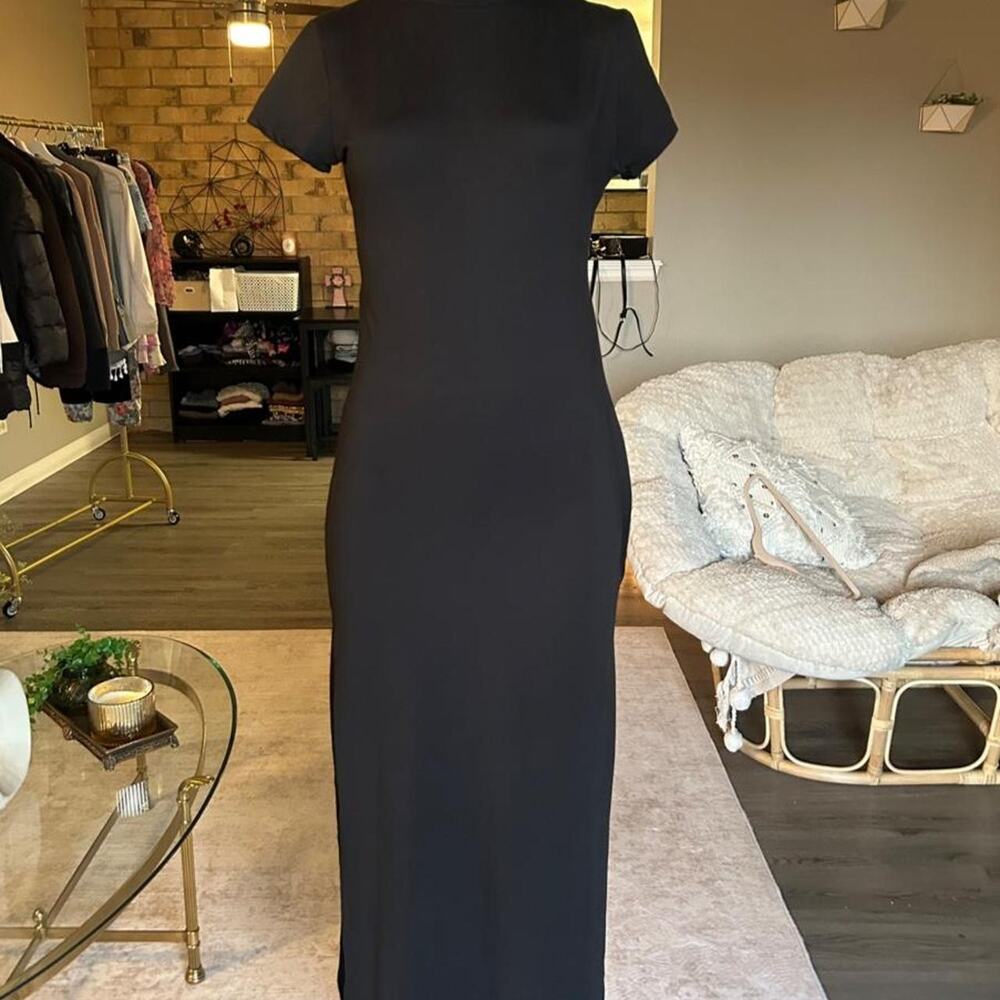 Discreet black maxi dress with